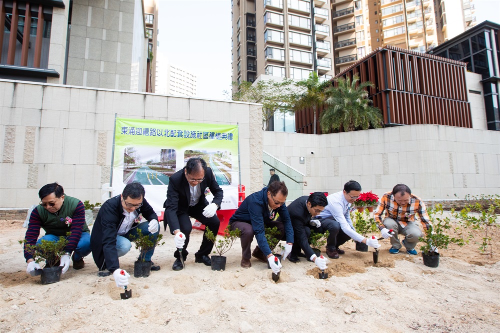 可持續大嶼辦事處為東涌迎禧路以北的配套設施舉辦了社區種植典禮，以推廣綠化及培養居民社區的歸屬感。附近屋苑的居民及管理公司代表亦一同參與。